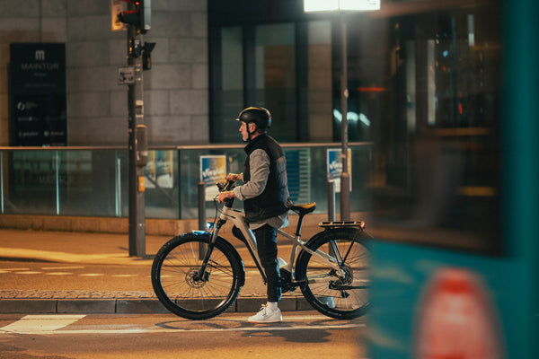 Fahrradpendler in der Stadt, mit dem rad zum buero