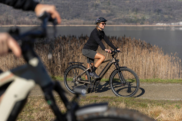 Frau auf Carver Fahrrad SUV E.450